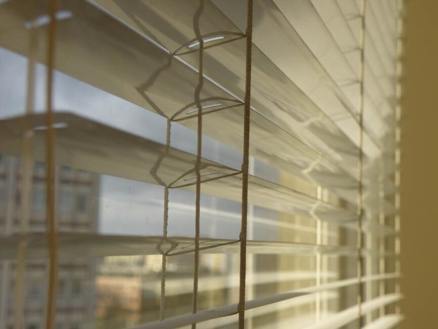 Jak unikać pomyłek przy pomiarze okna dachowego dla rolet zaciemniających