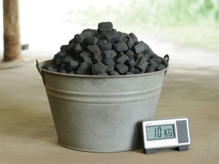 Ile waży wiadro węgla? Sprawdź, zanim wrzucisz je do pieca