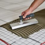 Jaki klej do płytek na ogrzewanie podłogowe wybrać? Praktyczny poradnik dla każdego