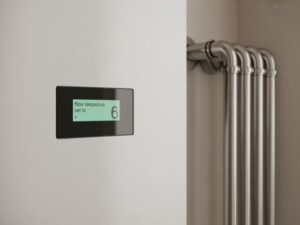 Piec na pellet – jaka temperatura na grzejniki? Jak ustawić, żeby było ciepło i oszczędnie?