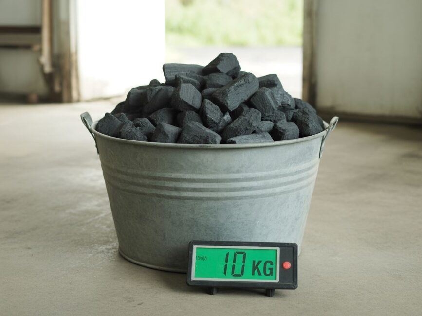 porcja węgla w wiadrze