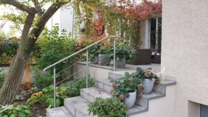 Balustrady schodowe – bezpieczeństwo, trwałość i estetyczne wykończenie domu
