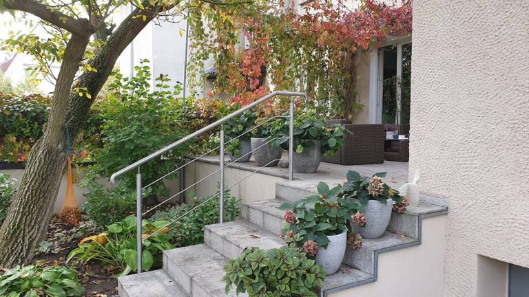 Balustrady schodowe – bezpieczeństwo, trwałość i estetyczne wykończenie domu